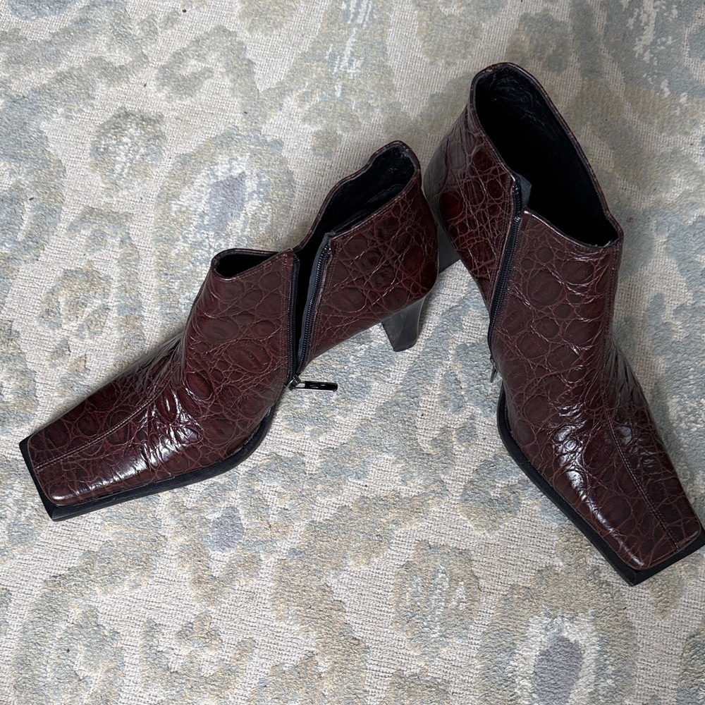 Chic Crocodile Pattern Heeled Boots - image 2